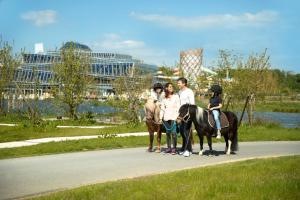 un gruppo di persone che cavalcano su una strada di Center Parcs Villages Nature Paris a Bailly-Romainvilliers