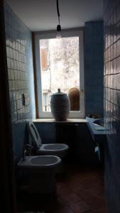 La salle de bains est pourvue de toilettes, d'un lavabo et d'une fenêtre. dans l'établissement Torrione San Lorenzo I, à Terracine