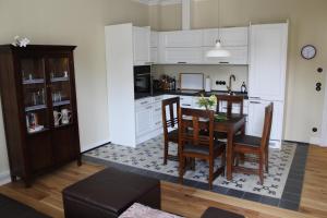 a kitchen with a dining room table and chairs at Logierhaus Stadt Lyon in Bad Ems