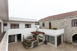 uma vista exterior de uma casa com um pátio em RURAL HOUSE em Guifões