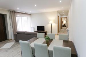 ein Wohnzimmer mit Esstisch und Stühlen in der Unterkunft RURAL HOUSE in Guifões