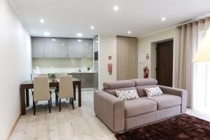 ein Wohnzimmer mit Sofa und Tisch in der Unterkunft RURAL HOUSE in Guifões