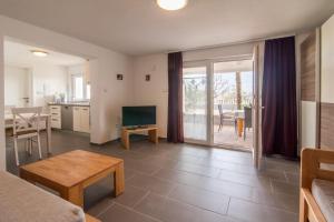 Televízia a/alebo spoločenská miestnosť v ubytovaní Apartments Oleander