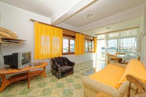 Una sala de estar con un sofá y un televisor. en Apartments Danijela Rab, en Rab