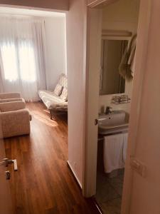 baño con lavabo, espejo y sofá en Hotel Boomerang, en Valverde