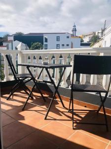 a patio table with chairs and a table cloth at Hotel Boomerang in Valverde