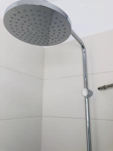 a shower with a shower head in a bathroom at Hotel Boomerang in Valverde