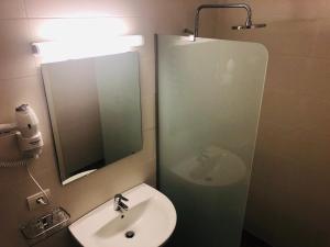 a bathroom with a sink and a mirror at Hotel Boomerang in Valverde