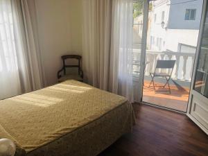 a bedroom with a bed and a view of a balcony at Hotel Boomerang in Valverde