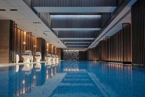 uma piscina num edifício com casas de banho brancas em Mandarin Oriental Wangfujing, Beijing em Pequim