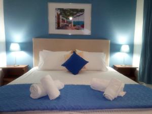 a bedroom with a bed with two pillows on it at Cristal Studios in Z&oacute;la