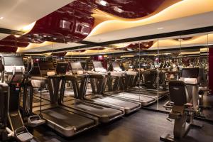 een fitnessruimte met rijen stoelen en spiegels bij La Réserve Paris Hotel & Spa in Parijs