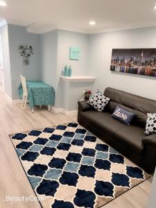 Nice bedroom next fells point的休息区