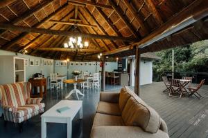 Posezení v ubytování L'auberge Country Hideaway