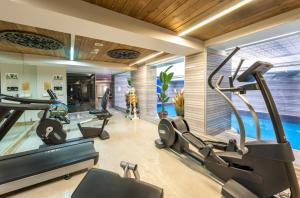 een fitnessruimte met cardio-apparatuur en een zwembad bij Hotel Sultania Boutique Class in Istanbul