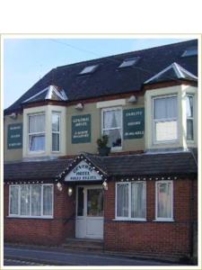 un bâtiment en briques avec des panneaux à l'avant dans l'établissement Central Hotel, à Sutton in Ashfield