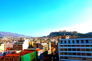 雅典SleepEasy City center的一座有建筑的城市和一座山丘