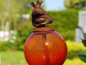 eine Statue einer Schnecke auf einer Vase in der Unterkunft Haus Kiebitznuest - Langeoog in Langeoog