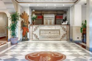 ローマにあるホテル ヴィラ サン ピオのタイルフロアの広い客室で、暖炉が備わります。