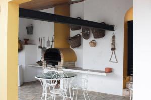 een kamer met een tafel en een bakstenen oven bij Casa do Vale da Pedra in Santarém
