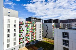 un grupo de edificios blancos con ventanas coloridas en Appart hôtel Q7 Lodge Lyon 7 en Lyon