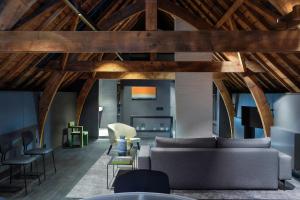 ein Wohnzimmer mit Sofa und Stühlen in der Unterkunft Kazerne Hotel - Member of Design Hotels in Eindhoven