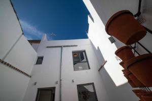 - un bâtiment blanc avec une fenêtre sur le côté dans l'établissement CASA VALDES 16, APTO 3, à Cáceres