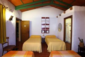 Postel nebo postele na pokoji v ubytování Hotel Rural La Cimbarra + 27 fotografií