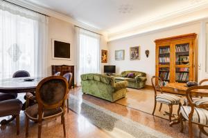 Imagen de la galería de Tibullo - Classic & Elegant Rome center apartment, en Roma