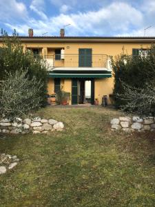 une maison avec une grande cour devant elle dans l'établissement Casa Riccardo, à Tavullia