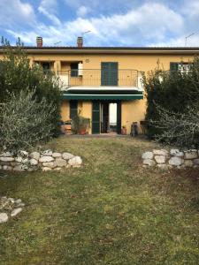 dom z dużym ogródkiem przed nim w obiekcie Casa Riccardo w mieście Tavullia
