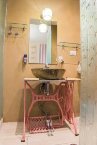 bagno con lavandino rosa e specchio di La Muraglia Di San Pietro a Roma