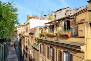 uma vista para um beco com edifícios em Restart Accommodations Rome em Roma