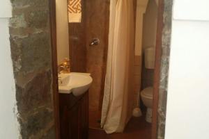 un piccolo bagno con lavandino e servizi igienici di A Kasuzza a Pantelleria