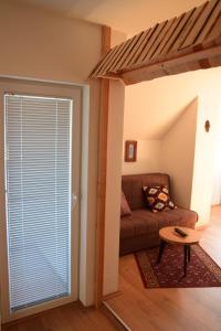 uma sala de estar com um sofá e uma janela em Tourist farm Samec em Sele