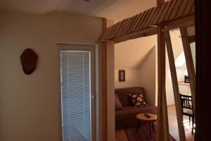 - un salon avec un canapé et une porte coulissante en verre dans l'établissement Tourist farm Samec, à Sele