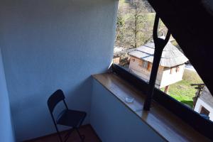 Habitación con ventana con silla y mesa en Tourist farm Samec en Sele