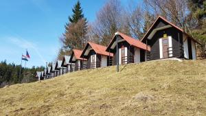 eine Reihe von Häusern auf einem Hügel in der Unterkunft Olivin Kytlice Hiker Huts in Kytlice