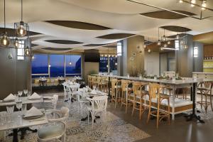 restauracja ze stołami i krzesłami oraz bar w obiekcie Park Mall Hotel & Conference Center w Satif