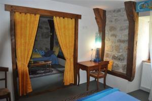 En eller flere senge i et værelse på Domaine du Lac Ferrand
