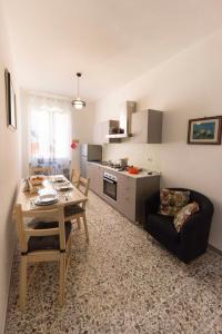 Kuchyň nebo kuchyňský kout v ubytování MADI' casa vacanze