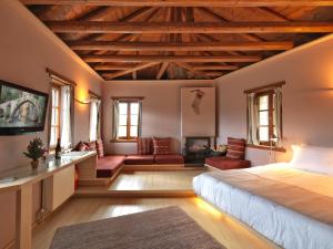 基波伊齐皮套房宾馆的一间带床的卧室和一间客厅