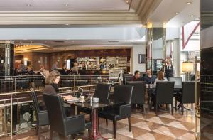Um restaurante ou outro lugar para comer em Maritim Hotel Stuttgart