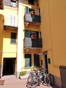 two bikes parked in front of a building at Pra Livrana in Porlezza