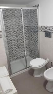 uma casa de banho com um chuveiro, um WC e um lavatório. em Solari7 em Milão