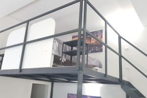 um quarto com uma parede de vidro com uma cadeira em Solari7 em Milão