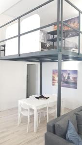 uma sala de estar com uma mesa branca e um sofá em Solari7 em Milão