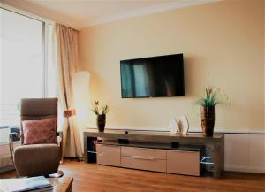 un soggiorno con TV a parete di Strandappartement 715 im Plaza Premium Hotel a Timmendorfer Strand