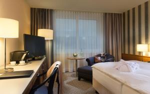 Uma cama ou camas num quarto em Maritim Hotel Stuttgart