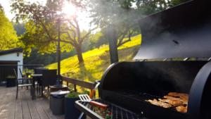 Ein Grill mit einem Haufen Essen drauf. in der Unterkunft Olivin Kytlice Hiker Huts in Kytlice